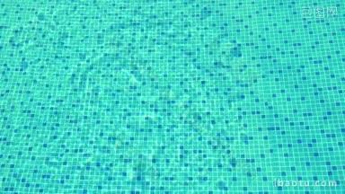 在阳光明媚的<strong>夏日</strong>假期和休闲活动中，可以在蓝色瓷砖的游泳池里欣赏清澈荡漾的水